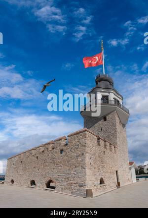 Blick aus der Nähe auf den Turm des Mädchens (türkisch: Kız Kulesi), auch bekannt als Leander-Turm (Turm von Leandros). Istanbul, Türkei. Stockfoto