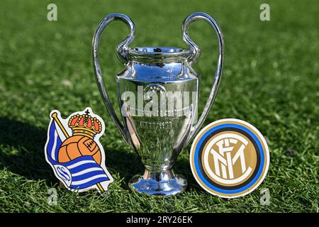 September 27, 2023, London, Vereinigtes Königreich. Der UEFA Champions League Cup und die Wappen der Fußballvereine Real Sociedad San Sebastian und Inter Stockfoto