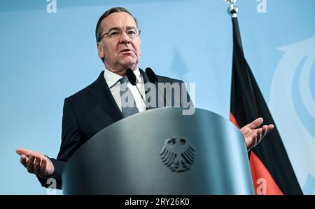 28. September 2023, Berlin: Verteidigungsminister Boris Pistorius (SPD) spricht auf einer Pressekonferenz mit seinem israelischen Amtskollegen Galant nach der Unterzeichnung des Kaufs des Raketenabwehrsystems Arrow 3. Foto: Britta Pedersen/dpa Stockfoto