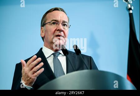 28. September 2023, Berlin: Verteidigungsminister Boris Pistorius (SPD) spricht auf einer Pressekonferenz mit seinem israelischen Amtskollegen Galant nach der Unterzeichnung des Kaufs des Raketenabwehrsystems Arrow 3. Foto: Britta Pedersen/dpa Stockfoto