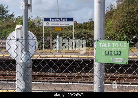 Samaritaner unterschreiben "Rede mit uns" an einem Bahnhof, um Selbstmorde zu verhindern, England, Großbritannien Stockfoto