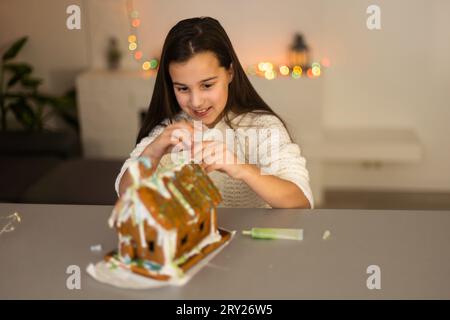 Ein junges Mädchen, das zu Hause Lebkekse macht. Stockfoto