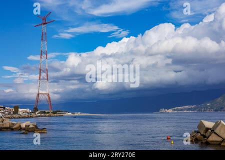 Pylon des Leuchtturms Torre Faro auf der Insel Sizilien, Italien Stockfoto