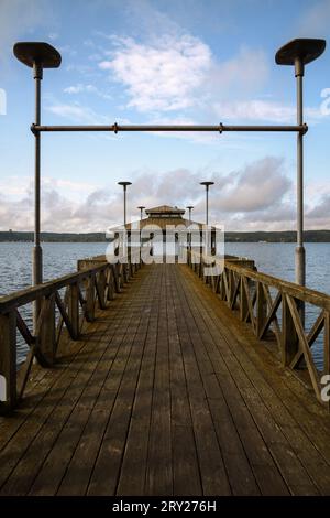 Holzpier am Mukkula Manor House in Lahti, Finnland. September 2023. Stockfoto