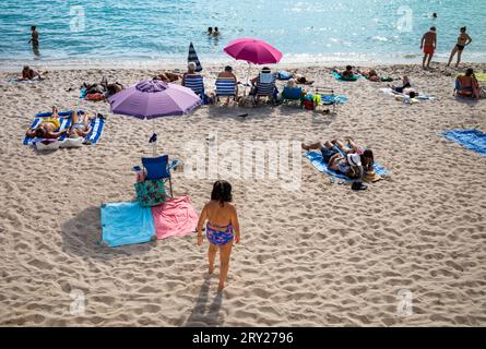 Am späten Nachmittag in Cannes in Südfrankreich entspannen die Menschen am öffentlichen Strand von Zamenhof. Stockfoto