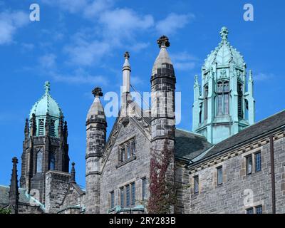 Kunstvolles College-Gebäude im gotischen Stil, Trinity College an der University of Toronto Stockfoto