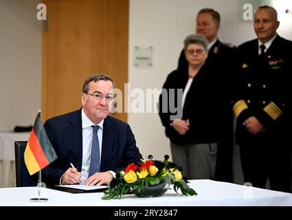 28. September 2023, Berlin: Boris Pistorius (SPD, l), Bundesminister der Verteidigung, bei der Unterzeichnung des Erwerbs des Raketenabwehrsystems Arrow 3 von Israel. Foto: Britta Pedersen/dpa Stockfoto