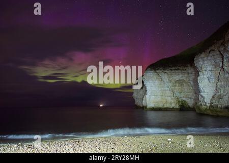 Seltene rote und rosa Aurora über den Klippen von Flamborough Stockfoto