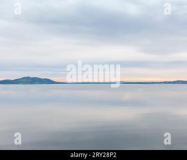 Lough Swilly in Irland ist ein Gletscherfjord oder Meereseinlauf, der zwischen der westlichen Seite der Inishowen-Halbinsel und der Fanad-Halbinsel im County D liegt Stockfoto