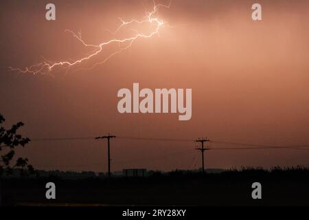 Blitzschlag neben Einem Strommasten Stockfoto