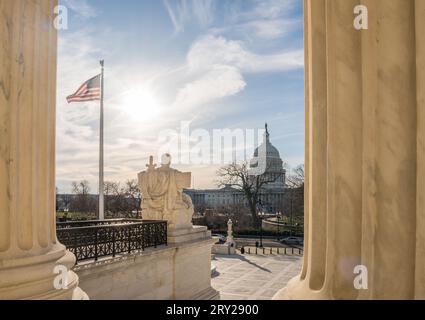 Imposante Fassade des US Suprement Court in Washington, D.C. mit blauem Himmel und Kopierraum. Stockfoto