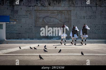 Evzones marschieren am Grab des unbekannten Soldaten vor dem parlamentsgebäude Athen Griechenland Stockfoto
