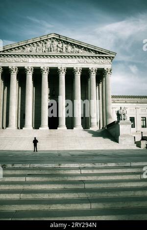 Imposante Fassade des US Suprement Court in Washington, D.C. mit blauem Himmel und Kopierraum. Stockfoto