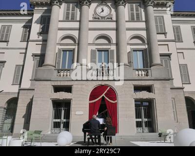 Einweihung des dritten Ausstellungsprojekts des Jahres in der Accademia Carrara mit einem Konzert in Anwesenheit des Bürgermeisters Giorgio Gori. Ein Wechsel zwischen Wahrheit und Darstellung zwischen Malerei und Musik. Stockfoto