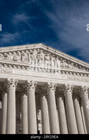 Imposante Fassade des US Suprement Court in Washington, D.C. mit blauem Himmel und Kopierraum. Stockfoto