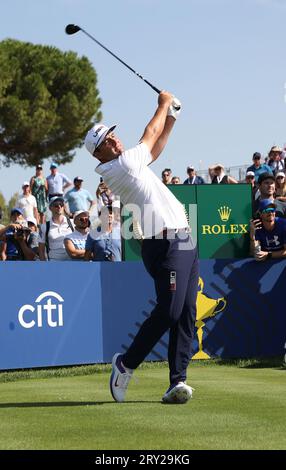 Rom, Italien. September 2023 28. Scottie Scheffler aus den USA fährt am 28. September 2023 beim Ryder Cup 2023 im Marco Simone Golf Club in Rom, Italien, auf dem 16. Abschlag. UPI/Alamy Live News Stockfoto