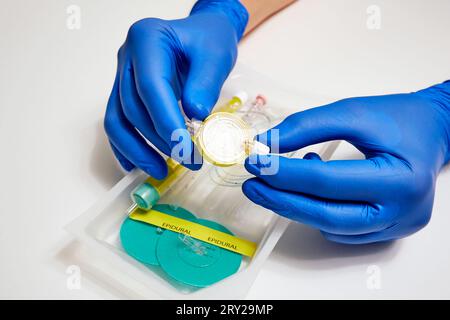 Ryazan, Russland - 27. September 2023: Epiduralfilter in den Händen des Arztes. Vorbereitung auf die Epiduralanästhesie Stockfoto
