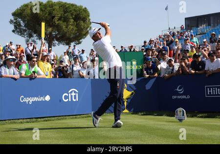 Rom, Italien. September 2023 28. Scottie Scheffler aus den USA fährt am 28. September 2023 beim Ryder Cup 2023 im Marco Simone Golf Club in Rom, Italien, auf dem 16. Abschlag. UPI/Alamy Live News Stockfoto