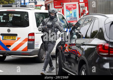 ROTTERDAM - Ein Polizeibeamter des Sondereinsatzdienstes des Erasmus MC Rotterdam an der Rochussenstraat, der abgeriegelt wurde. ANP BAS CZERWINSKI niederlande raus - belgien raus Stockfoto