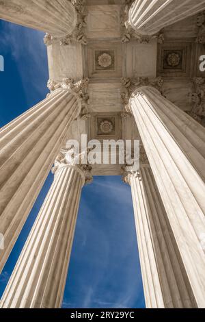 Imposante Fassade des US Suprement Court in Washington, D.C. mit blauem Himmel und Kopierraum. Stockfoto