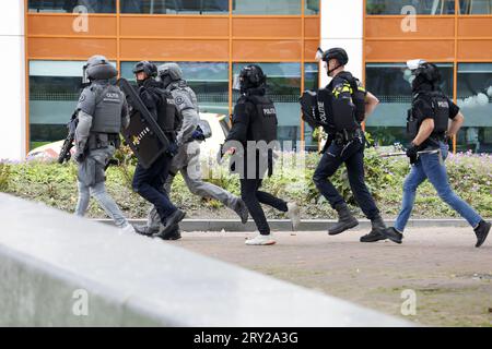 ROTTERDAM - Polizeibeamte des Sondereinsatzdienstes des Erasmus MC Rotterdam an der Rochussenstraat, der abgeriegelt wurde. ANP BAS CZERWINSKI niederlande raus - belgien raus Stockfoto