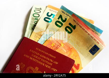 Euro-Banknoten in verschiedenen Stückelungen 10 Euro, 20 Euro, 50 Euro, 100 Euro, auch britischer EU-roter Pass. Studio. September 2023 Stockfoto