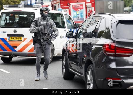 ROTTERDAM - Ein Polizeibeamter des Sondereinsatzdienstes des Erasmus MC Rotterdam an der Rochussenstraat, der abgeriegelt wurde. ANP BAS CZERWINSKI niederlande raus - belgien raus Stockfoto