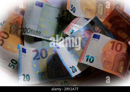 Verstreute Ansammlung von Euro-Banknoten mit verschiedenen Stückelungen 10 Euro, 20 Euro, 50 Euro, 100 Euro. Studio. September 2023 Stockfoto