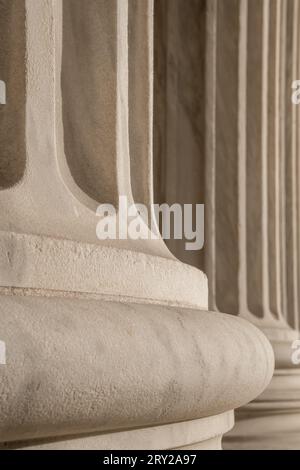 Imposante Fassade des US Suprement Court in Washington, D.C. mit blauem Himmel und Kopierraum. Stockfoto