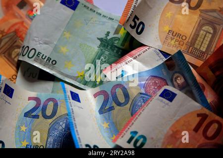 Verstreute Ansammlung von Euro-Banknoten mit verschiedenen Stückelungen 10 Euro, 20 Euro, 50 Euro, 100 Euro. Studio. September 2023 Stockfoto