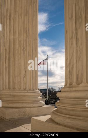 Imposante Fassade des US Suprement Court in Washington, D.C. mit blauem Himmel und Kopierraum. Stockfoto