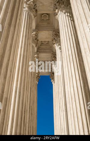 Imposante Fassade des US Suprement Court in Washington, D.C. mit blauem Himmel und Kopierraum. Stockfoto