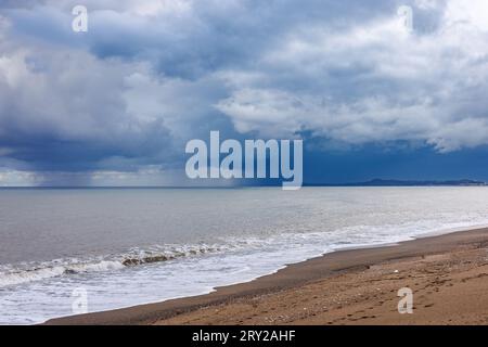 Abend nach einem stürmischen Regen am Strand der Insel Sizilien, Italien Stockfoto