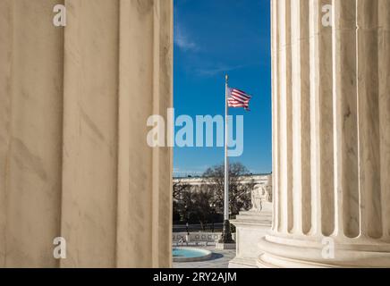 Imposante Fassade des US Suprement Court in Washington, D.C. mit blauem Himmel und Kopierraum. Stockfoto