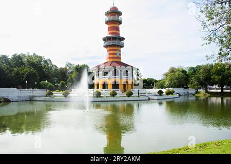 Sehen Sie den Landschaftsgarten und das antike klassische Gebäude und die antike Architektur von Bang Pa im Königlichen Palast für thailänder und ausländische Reisende Stockfoto