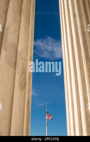 Imposante Fassade des US Suprement Court in Washington, D.C. mit blauem Himmel und Kopierraum. Stockfoto