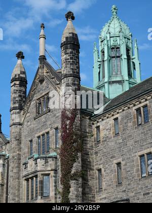 Kunstvolles College-Gebäude im gotischen Stil, Trinity College an der University of Toronto Stockfoto