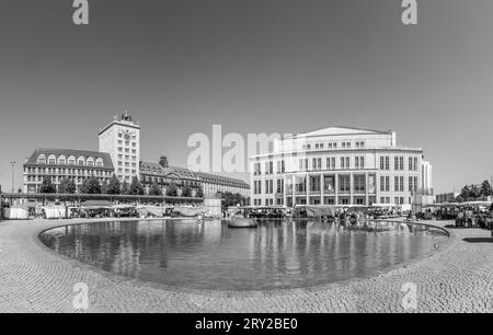 Leipzig, Deutschland - 8. August 2015: Altes Rathaus in Leipzig mit Marktplatz. Um 1165 erhielt Leipzig den kommunalen Status und das Marktprivileg Stockfoto