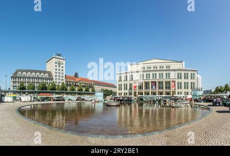 Leipzig, Deutschland - 8. August 2015: Altes Rathaus in Leipzig mit Marktplatz. Um 1165 erhielt Leipzig den kommunalen Status und das Marktprivileg Stockfoto