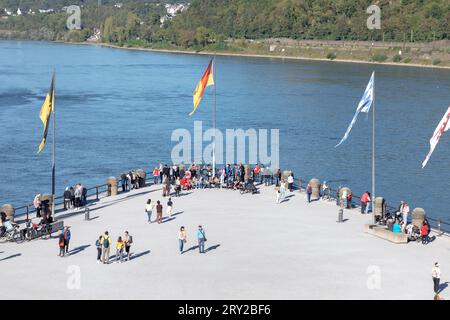 Koblenz, Deutschland - 24. September 2023: Personenpromenade am Rhein in Koblenz am Deutschen Eck oder am Deutschen Eck in Koblenz, wo die Mosel liegt Stockfoto