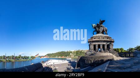 Koblenz, Deutschland - 24. September 2023: Personenpromenade am Rhein in Koblenz am Deutschen Eck oder am Deutschen Eck in Koblenz, wo die Mosel liegt Stockfoto