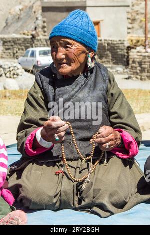 Leh, Indien - 18. September 2014: Porträt einer sitzenden einheimischen Frau in traditioneller Tracht in der Nähe von Leh in der Provinz Ladakh in Indien. Stockfoto