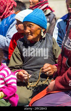 Leh, Indien - 18. September 2014: Porträt einer sitzenden einheimischen Frau in traditioneller Tracht in der Nähe von Leh in der Provinz Ladakh in Indien. Stockfoto