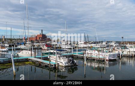 Boote legten an einem Yachthafen neben dem Dunkirk City Pier am Lake Erie in Dunkirk, New York, USA, an Stockfoto