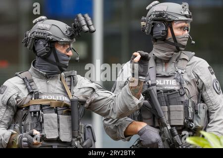 ROTTERDAM - Ein Polizeibeamter des Sondereinsatzdienstes des Erasmus MC Rotterdam an der Rochussenstraat, der abgeriegelt wurde. ANP BAS CZERWINSKI niederlande raus - belgien raus Stockfoto