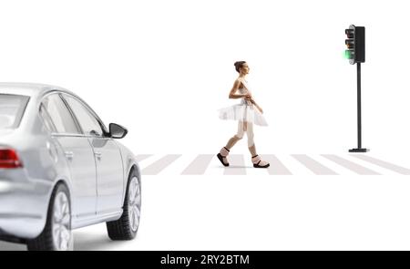 Ballerina trägt Zehenschuhe und überquert eine Straße bei Fußgängerzerba isoliert auf weißem Hintergrund Stockfoto