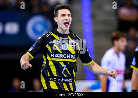 25. September 2023, Baden-Württemberg, Stuttgart: Handball: 1. Bundesliga, Männer, Saison 2023/2024, TVB Stuttgart - VfL Gummersbach, Porsche Arena. Stuttgarts Egon Hanusz jubelt zu. Foto: Tom Weller/dpa Stockfoto