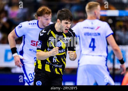 25. September 2023, Baden-Württemberg, Stuttgart: Handball: 1. Bundesliga, Männer, Saison 2023/2024, TVB Stuttgart - VfL Gummersbach, Porsche Arena. Der Stuttgarter Daniel Fernández jubelt zu. Foto: Tom Weller/dpa Stockfoto