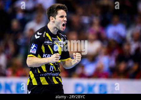 25. September 2023, Baden-Württemberg, Stuttgart: Handball: 1. Bundesliga, Männer, Saison 2023/2024, TVB Stuttgart - VfL Gummersbach, Porsche Arena. Der Stuttgarter Daniel Fernández jubelt zu. Foto: Tom Weller/dpa Stockfoto