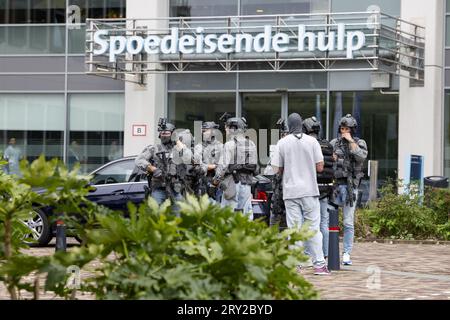 ROTTERDAM - Ein Polizeibeamter des Sondereinsatzdienstes des Erasmus MC Rotterdam an der Rochussenstraat, der abgeriegelt wurde. ANP BAS CZERWINSKI niederlande raus - belgien raus Stockfoto